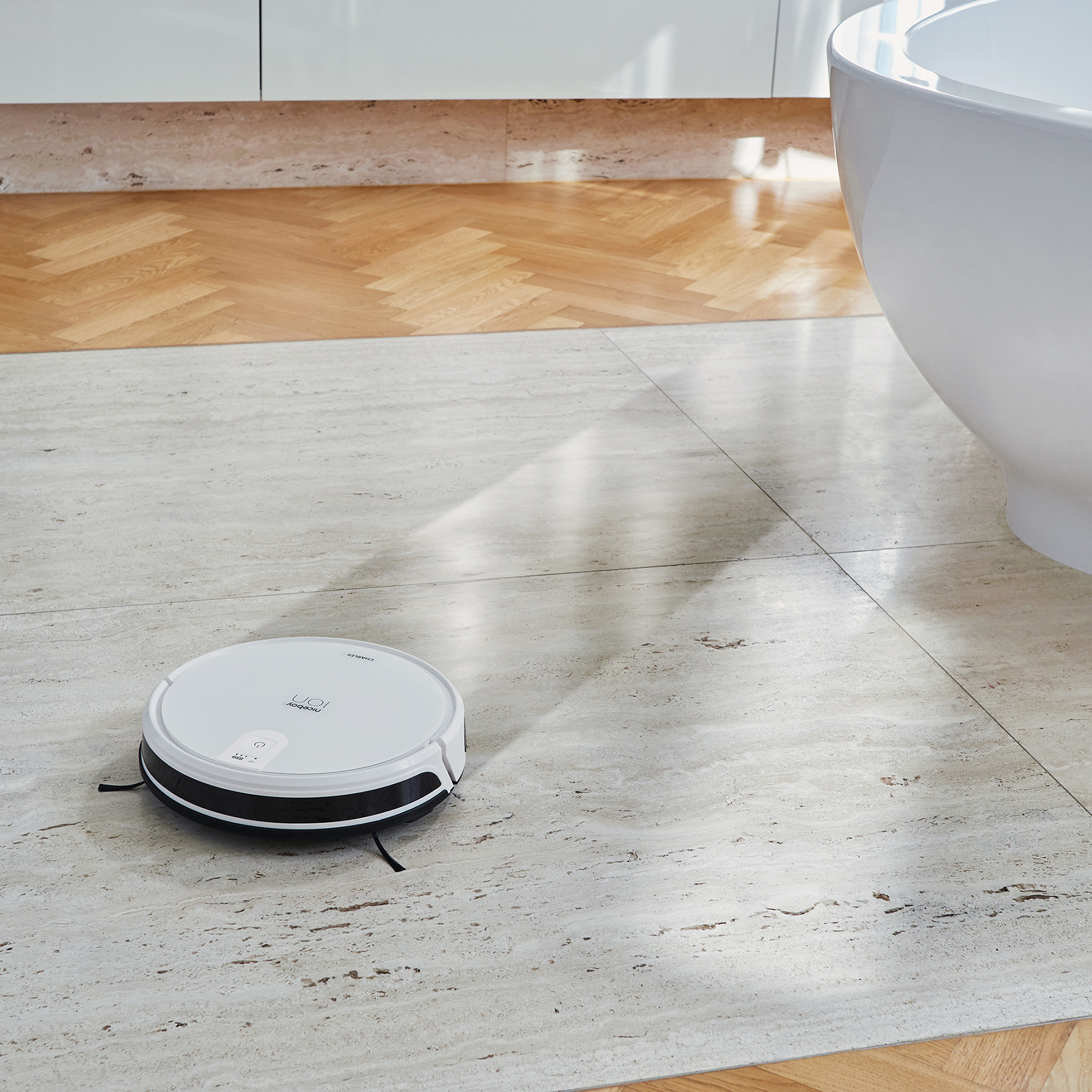 Robotický vysavač NICEBOY ION Charles i7 bílý white