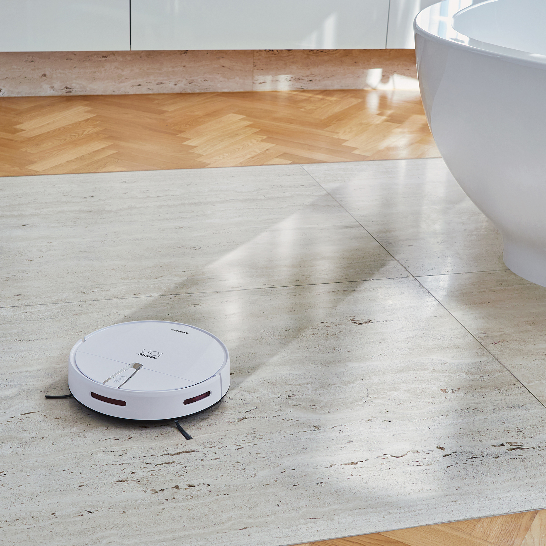 Robotický vysavač NICEBOY ION Charles i4 bílý white