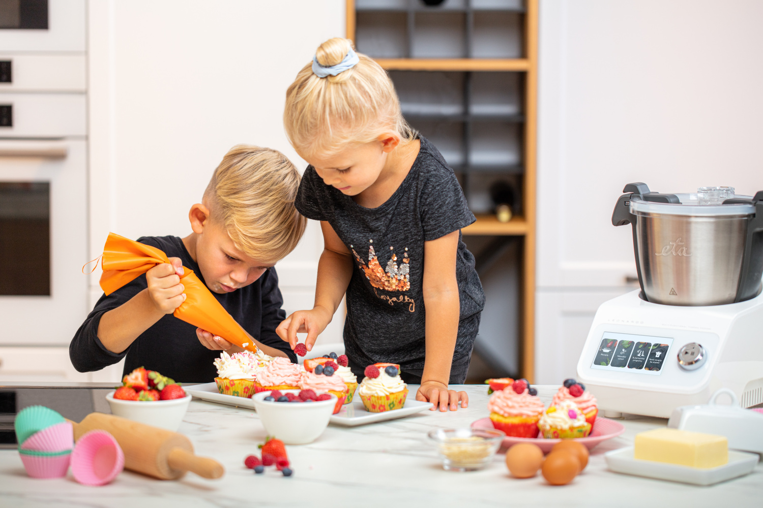 Multifunkční robot ETA Leonardo 0070 bílošedá