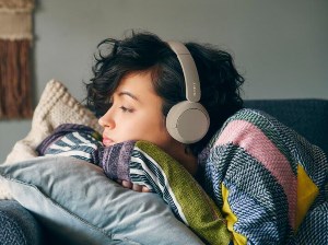 Bezdrátová sluchátka SONY WHCH520 béžová