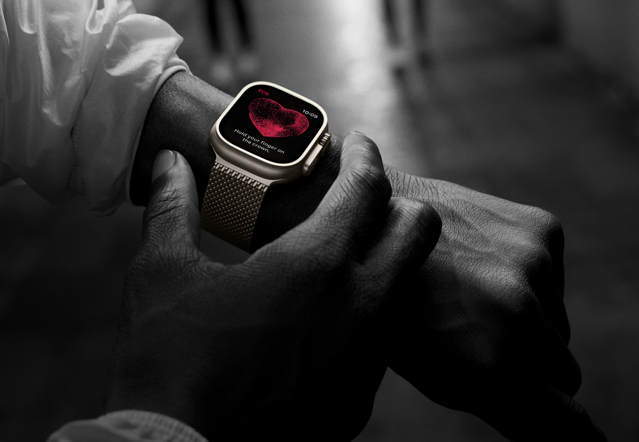  APPLE Watch Ultra 2 49mm Černý titan s černým trailovým tahem  ML