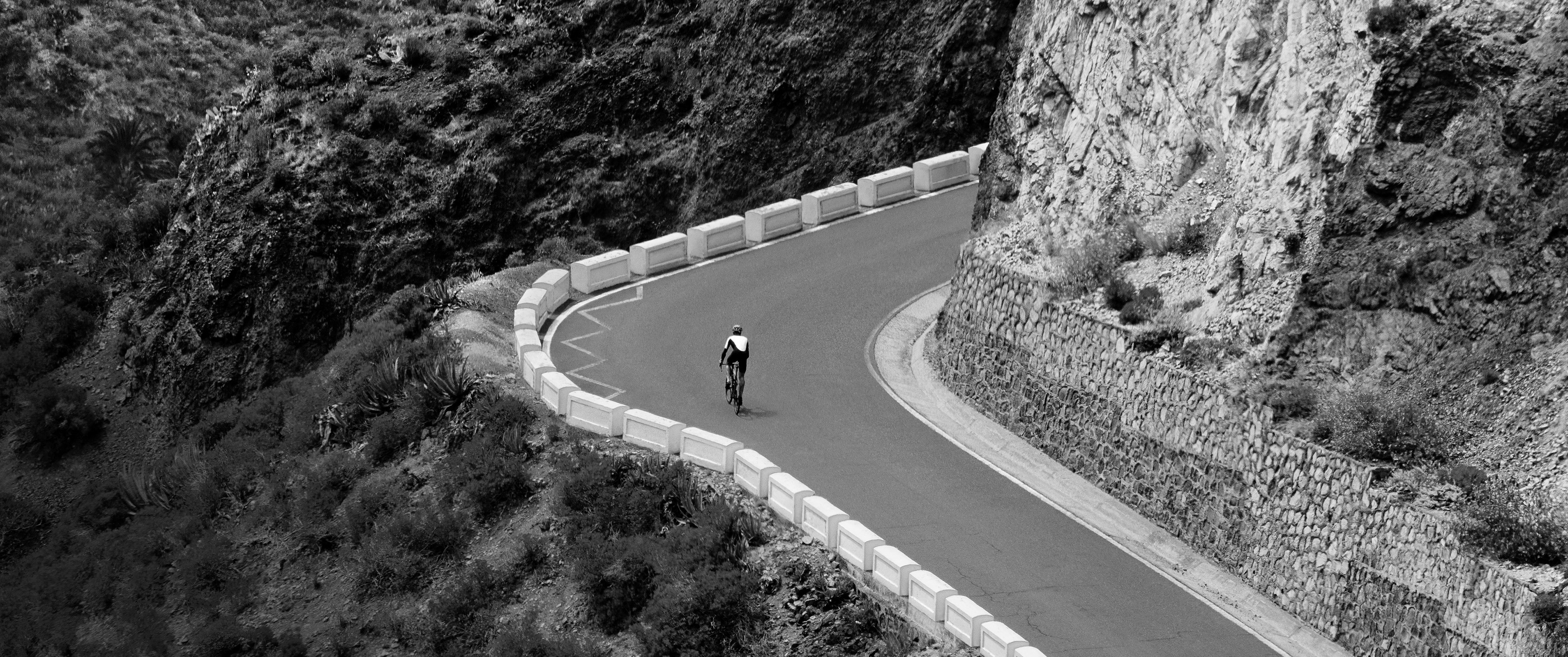 Chytré hodinky APPLE Watch Ultra 3 49mm Černý titan s černým oceánským řemínkem